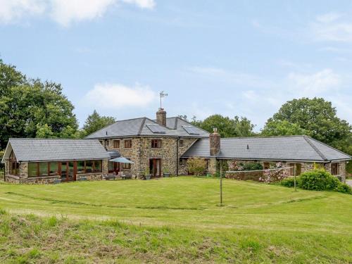 Christchurch House | 5 Bed in Bampton GRACI
