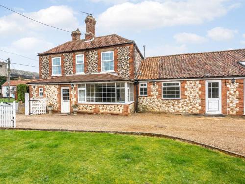 Thornham House | 5 Bed in Thornham KT028