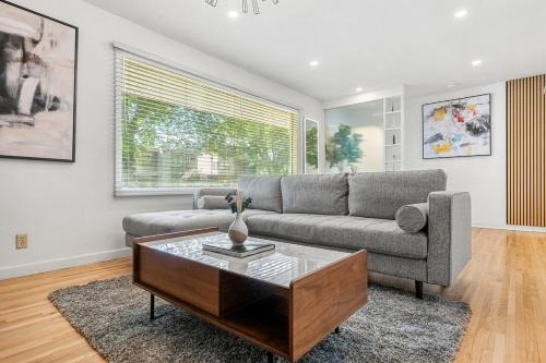 Northwest Calgary Apartment | 5 bed Luxury Home Steps to DT, River and Hospital