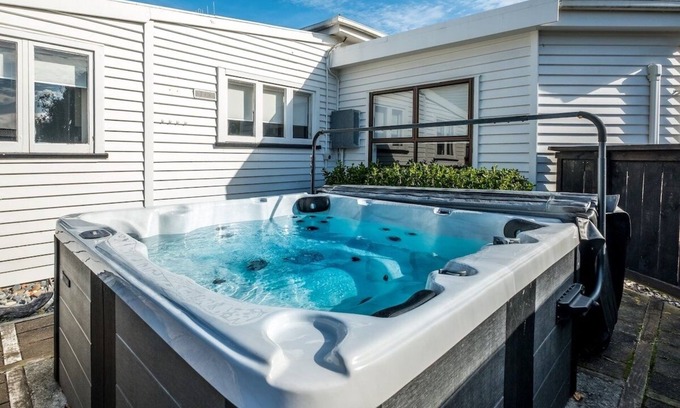 Kaikoura House | 5-Bed (own bathrooms) Villa & Hot Tub