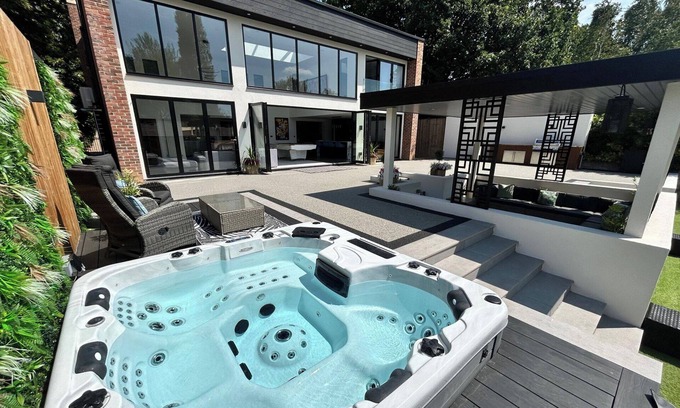 Doncaster Villa | 5 Bed Villa-Sleeps 10-Hot Tub-Bar & Pool table