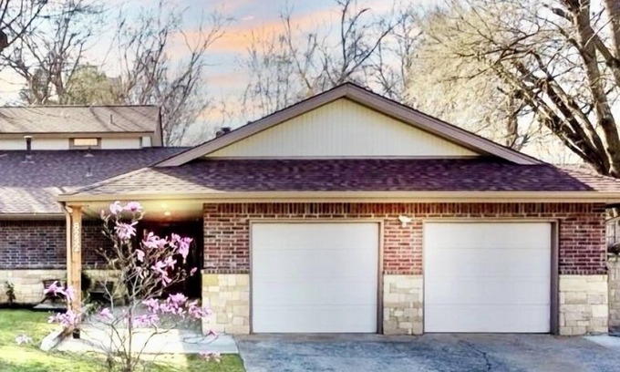 South Tulsa House | 5 bedroom 3 bath hot tub. 7 beds 6 cars parking and fenced yard .