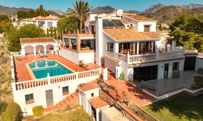 Frigiliana House | 5 Bedroom 3 en-suite hot tub & 17m pool