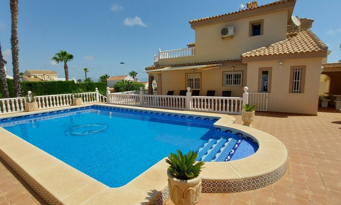 Puerto Marino Villa | 5 bedroom 4 bathroom villa with private pool 9MX5M and bar in Gran Alacant.