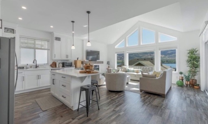 Okanagan-Similkameen House | 5 bedroom, 4 Bathroom on the LakenEnjoy Beach in Summer, Ski in Winter