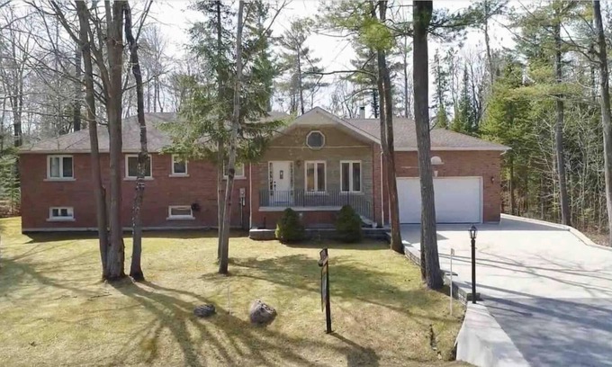 Tiny House | 5 Bedroom, 6 bed’s Bungalow Cottage. 5 minutes to private beach