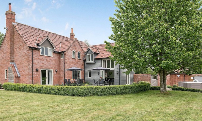 Attleborough Cottage | 5 bedroom accommodation in Caston, near Attleborough