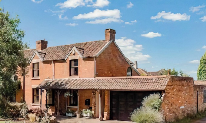 Trowle Common Cottage | 5 bedroom accommodation in Trowbridge