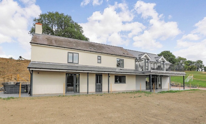 Meifod Cottage | 5 bedroom accommodation in Meifod