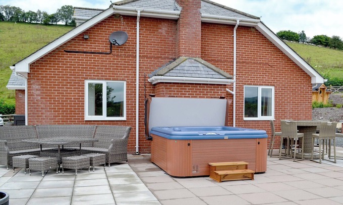 Tirabad Cottage | 5 bedroom accommodation in Llananno, near Llandrindod Wells