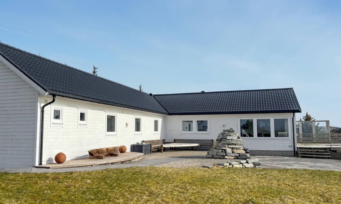 Bogoyvaer House | 5 bedroom beautiful home in Kverva