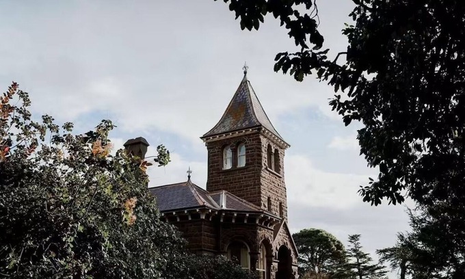 Penshurst House | 5 Bedroom “Château Kolor” in Penshurst, Western District Victoria near Dunkeld
