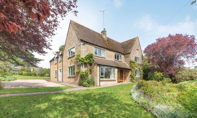 Longborough Cottage | 5 bedroom Cotswold holiday cottage with a superb garden - Elm Bank