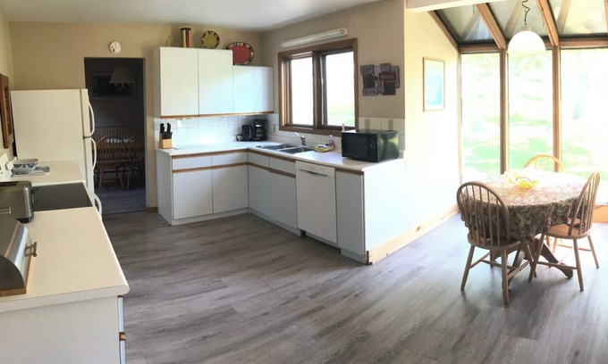 Honey Harbour Cottage | 5 Bedroom Cottage on Georgian Bay - The Victoria