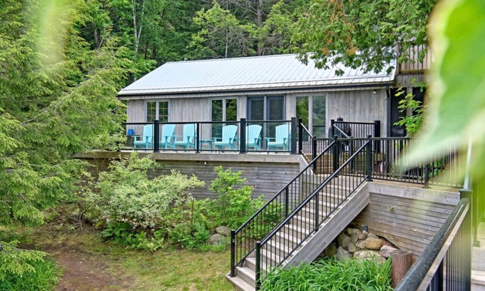 Rosseau Cottage | 5 Bedroom Cottage on Lake Rosseau | Boathouse, Water Toys and Sandy Beach