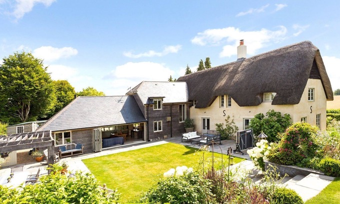 Weyhill House | 5 bedroom country house surrounded by rolling countryside with outstanding views