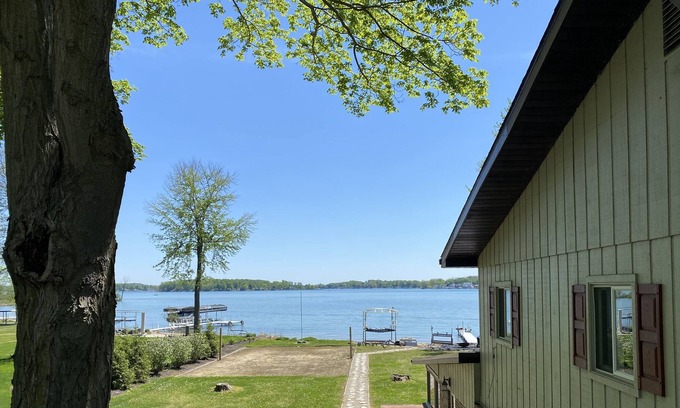 Cassopolis Cottage | 5 Bedroom Diamond Lake getaway!