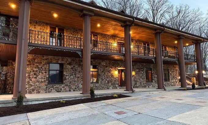 Bristol House | 5 Bedroom Estate near Casino and downtown