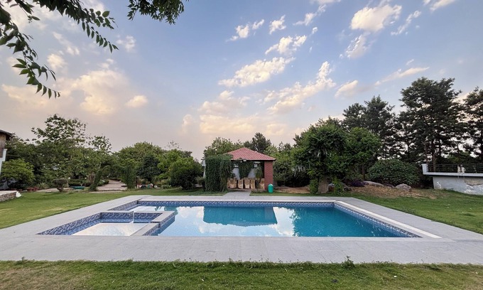 Gurugram Resort | 5-bedroom Farm Stay WiFi, AC, fitness room with Pool Party Luxury farmhouse