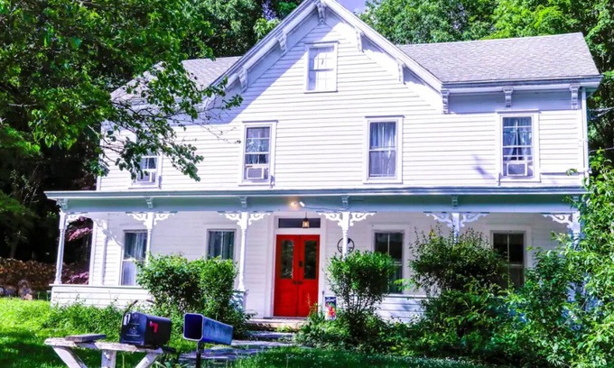 West Saugerties House | 🇺🇦5 Bedroom Farmhouse close to Woodstock, great for large groups and families