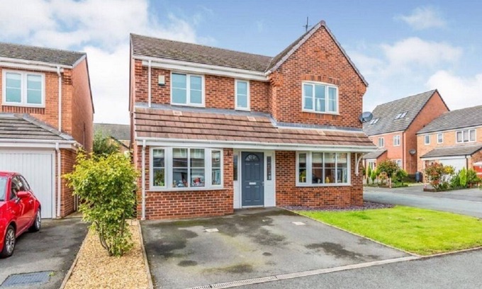 Newcastle-Under-Lyme House | 5 BEDROOM/4 BATHROOM MODERN DETACHED HOUSE