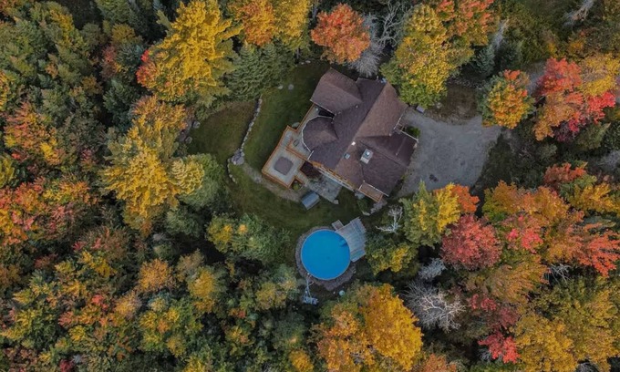 Fiddler Lake Resort Ski Chalet | 5-Bedroom Getaway with Sauna, BBQ, and Game Room