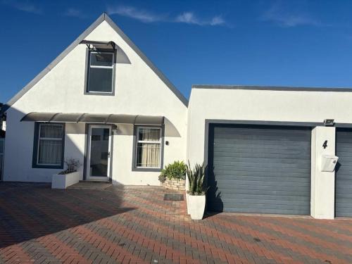 Langebaan House | 5 bedroom home in Langebaan, located close to Club Mykonos and Laguna Mall
