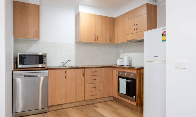Revesby House | 5 Bedroom Home in Revesby-Sleeps 12