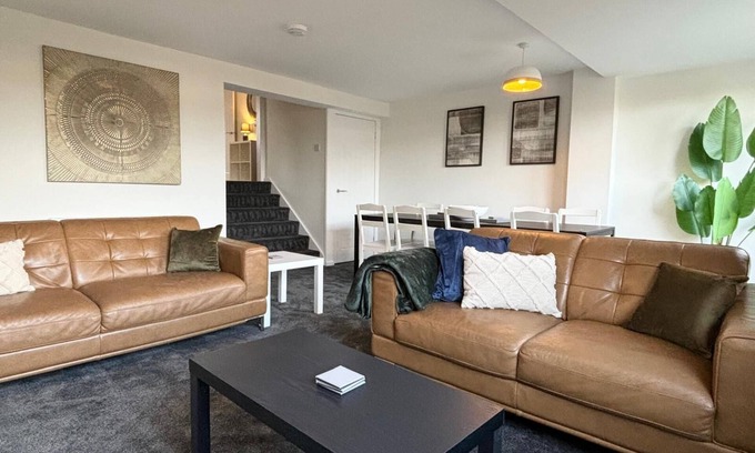 Madeley House | 5 Bedroom Home with Garden