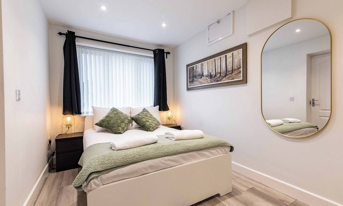 Giltbrook House | 5-Bedroom House in Central Nottingham – Sleeps 9