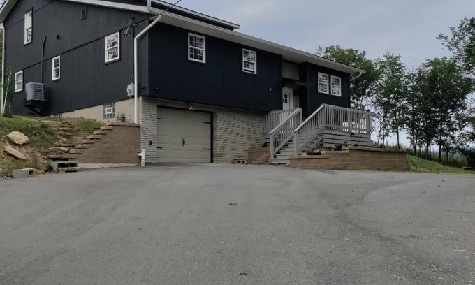 Bentleyville House | 5-bedroom house on open lot in Bentleyville with spacious kitchen and LR.