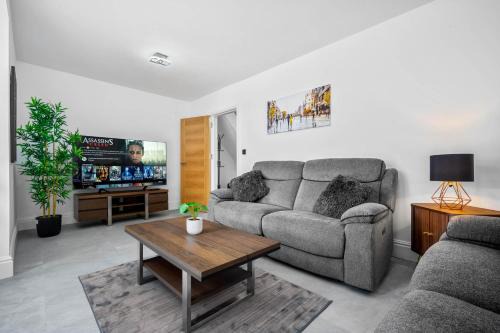 Olton House | 5 bedroom house Solihull 10 mins drive from BHX & NEC Private off road parking
