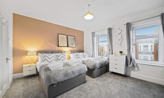 Northampton House | 5 Bedroom House with Parking, Smart TVs & Garden