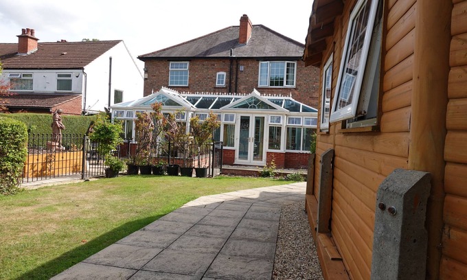Stonnall House | 5 Bedroom House with Gorgeous Landscaped Gardens