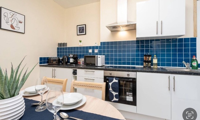 Birkenhead House | 5 Bedroom in-Birkenhead Wirral-Free Parking-Free Internet and work place