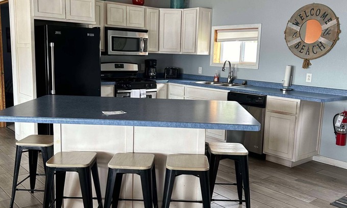 Gresham Condo | 5 Bedroom Lake Condo w/Transportation to the NFL Draft 2025