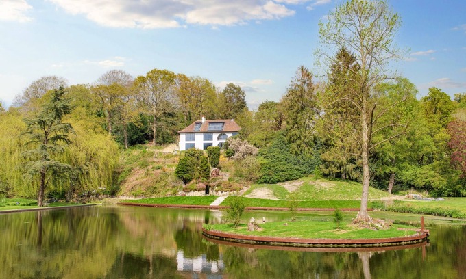 Devizes House | 5 Bedroom Lake House in a nature reserve