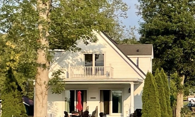 Lakeville House | 5 Bedroom Lake House on quiet street, walk to town