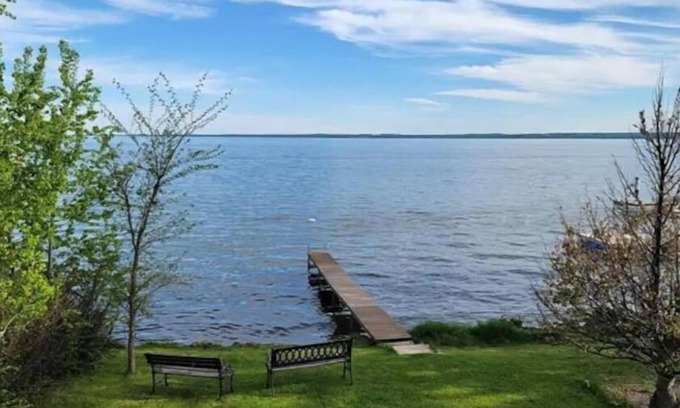 Division No. 11 House | 5 bedroom lakefront cabin at Pigeon Lake just 1 hour from Edmonton
