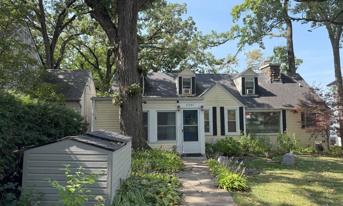 Solon Mills House | 5-bedroom Lakefront Getaway on Private Wonder Lake – Sleeps 12