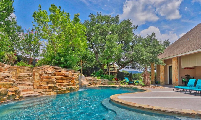 Blanco House | 5 Bedroom Luxury Estate with a pool you have to see to believe!