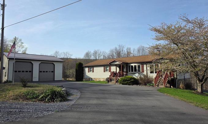 Calvin House | 5-bedroom Mountain Home with AC & Hot Tub on 80 acres close to Raystown Resort.