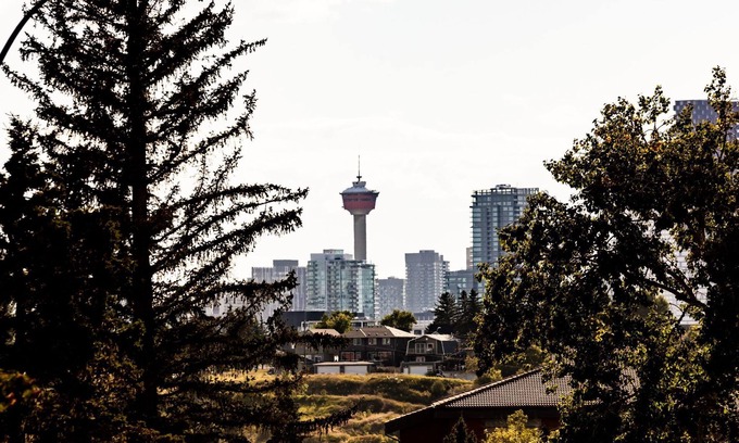 Calgary House | 5 Bedroom newly renovated townhouse 2 min from hwy1 and 2 and 10 min from dt.