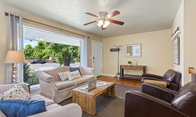 East Millcreek House | 5 Bedroom Perfect Location to see the City and Ski Resorts