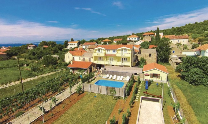Banj House | 5 bedroom pet friendly home in Banj