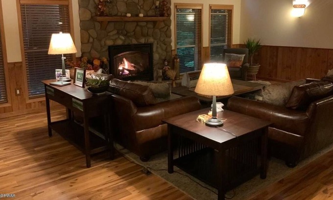 White Mills House | 5 bedroom Pocono paradise - blocks from lake Wallenpaupack