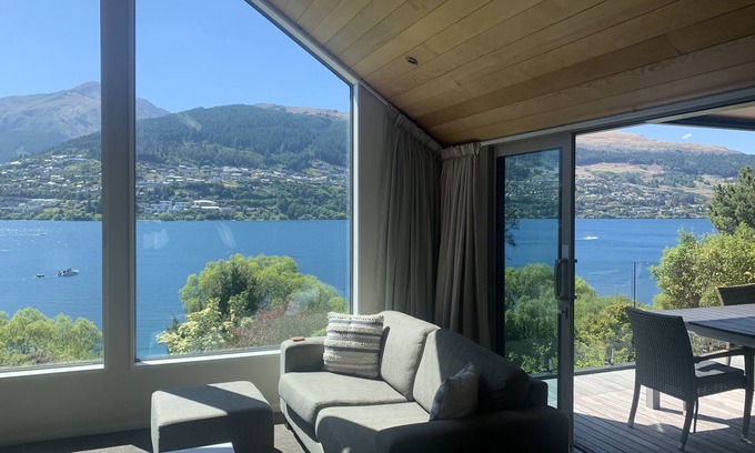 Kelvin Heights House | 5 Bedroom Queenstown Lakefront Home