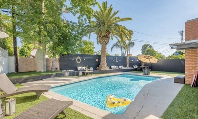 Winnetka House | 5 Bedroom Retreat Home with Entertaining Backyard and Pool