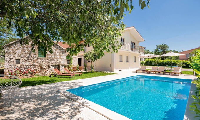 Lovrec House | 5 bedroom stunning home in Lovrec