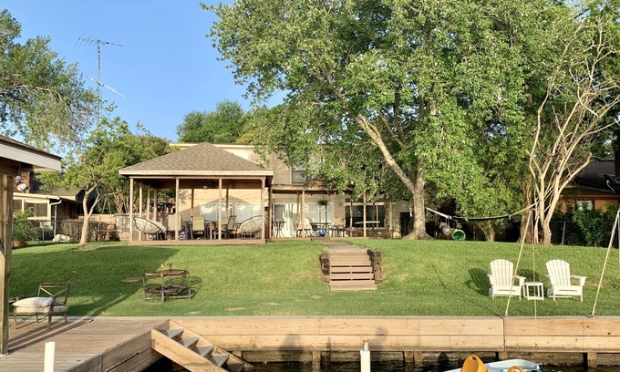 Willis House | 5-bedroom vacation home waterfront on Lake Conroe